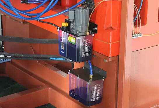 বৈদ্যুতিক লুব্রিকেটিং তেল পাম্প স্বয়ংক্রিয়ভাবে তৈলাক্ত তেলকে নিয়মিত এবং পরিমাণগতভাবে কম্পিউটারের নিয়ন্ত্রণের মাধ্যমে মানবহীন নিয়ন্ত্রণের শর্তে ইনজেক্ট করতে পারে, যা রোটা তৈরি করতে পারে