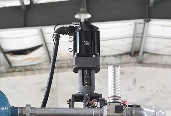 ইয়াসকাওয়া (জাপান) এর স্ট্রেচিং সার্ভোমোটর উপরের এবং নীচের ডাইয়ের গতি নিয়ন্ত্রণ করে, এটি প্রতিটি কাপের নীচের পুরুত্ব সমানভাবে নিশ্চিত করার জন্য অভিন্ন শক্তি বজায় রাখতে পারে। এবং ser