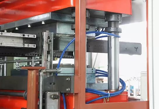 ওয়ার্কিং স্টেশনগুলি স্থিতিশীল চারটি গাইডিং-পিলার (GCr15 ইস্পাত, বাইরে শক্ত ক্রোম প্লেটেড) কাঠামো দ্বারা চালিত হয়। প্রতিরোধী পরেন, এবং সরঞ্জাম জীবন প্রসারিত.