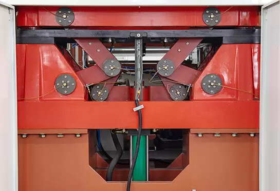 পুরো অংশ হাইড্রোলিক সিস্টেম দ্বারা চালিত হয়, যা নির্ভরযোগ্য এবং স্থির। ROCKWELL (USA) এর প্রক্সিমিটি সুইচ ব্যবহার করে চমৎকার ছাঁচের অবস্থান নির্ভুলতার দিকে নিয়ে যায়।