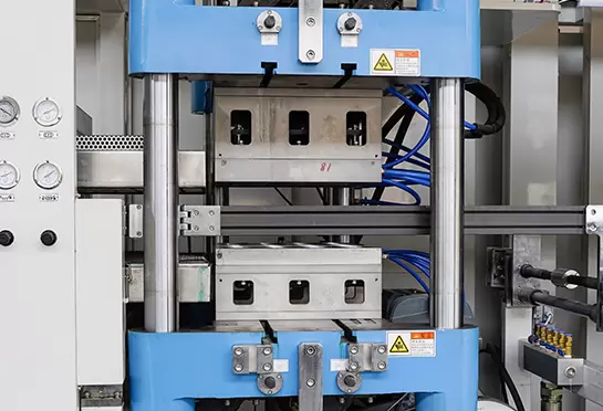 একটি দ্রুত ছাঁচ পরিবর্তন ডিভাইস আছে, যা ছাঁচ পরিবর্তনের জন্য সময়কে অত্যন্ত সংক্ষিপ্ত করে।