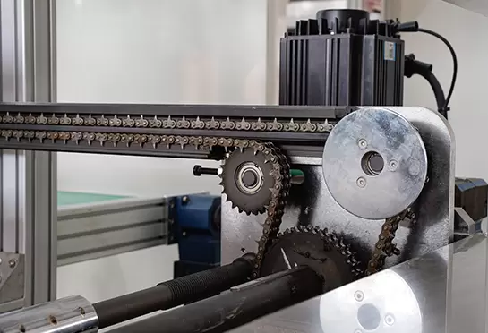 দাঁতের চেইনটি 65#Mn দিয়ে তৈরি, শীট বোঝাতে সাহায্য করে। জল শীতল সঙ্গে অ্যালুমিনিয়াম রেল, জল সংরক্ষণ করুন.