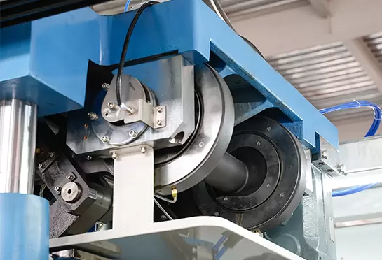 প্রতিটি স্টেশন উদ্ভট ক্র্যাঙ্ক সংযোগ কাঠামো দ্বারা চালিত হয়।