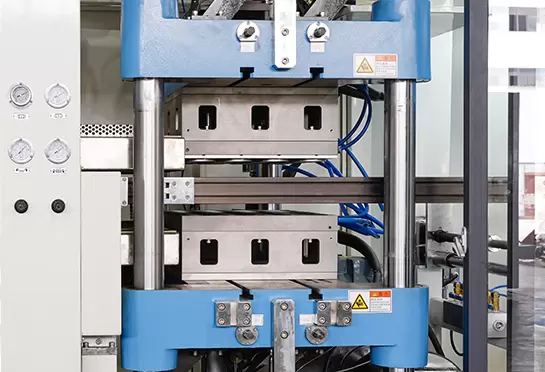 একটি দ্রুত ছাঁচ পরিবর্তন ডিভাইস আছে, যা ছাঁচ পরিবর্তনের জন্য সময়কে অত্যন্ত সংক্ষিপ্ত করে।